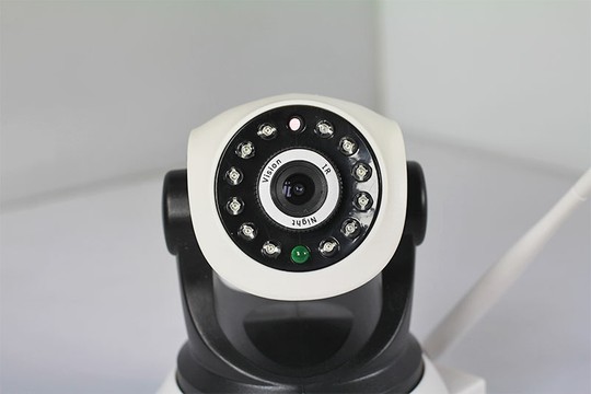 
Webvision S6203 tích hợp sẵn 12 đèn hồng ngoại hỗ trợ chế độ quay ban đêm.
