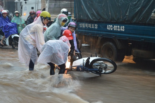 
Cứ hễ mưa lớn là nhiều tuyến phố Buôn Ma Thuột biến thành sông
