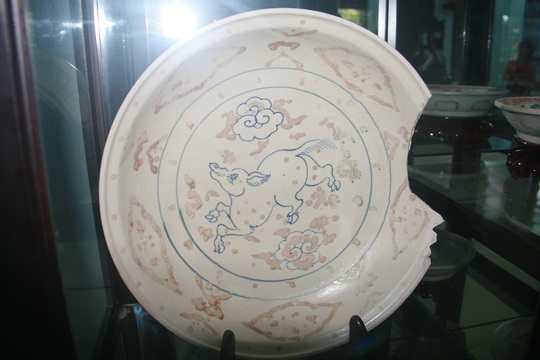 
Đĩa vẻ nhiều màu, trang trí linh thú, hoa lá gốm sứ Việt Nam thế kỷ XV, hiện vật thu được từ cuộc khai quật tàu đắm Cù Lao Chàm năm 2003-2007
