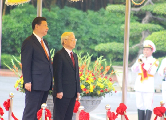 
Tổng Bí thư Nguyễn Phú Trọng và Tổng Bí thư, Chủ tịch nước Trung Quốc Tập Cận Bình khi quân nhạc cử hành quốc ca
