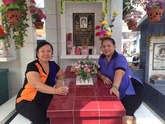 Bạch Mai và Kim Phượng viếng mộ cố nghệ sĩ Đức Lợi