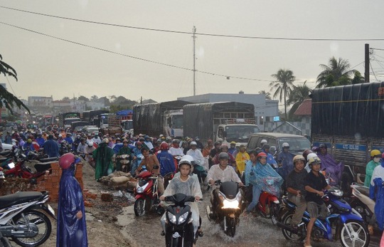 
Giao thông tắc nghẽn trên tuyến đường Lê Duẩn mỗi khi mưa lớn
