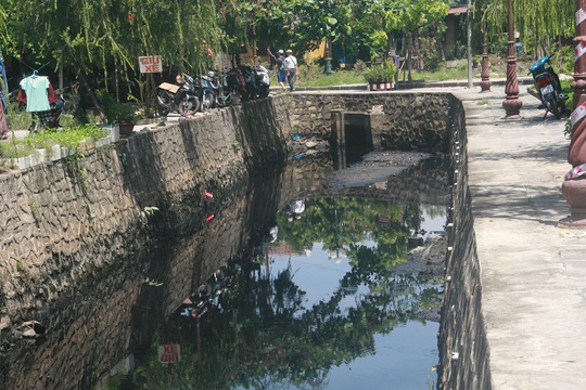 
Dòng kênh đen kịt và bốc mùi hôi thối, nhất là những ngày trời nắng gắt
