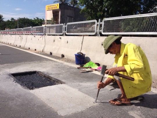 Vá Quốc lộ 1 bằng... xi măng ở phường Xuân Đài, thị xã Sông Cầu (Phú Yên)