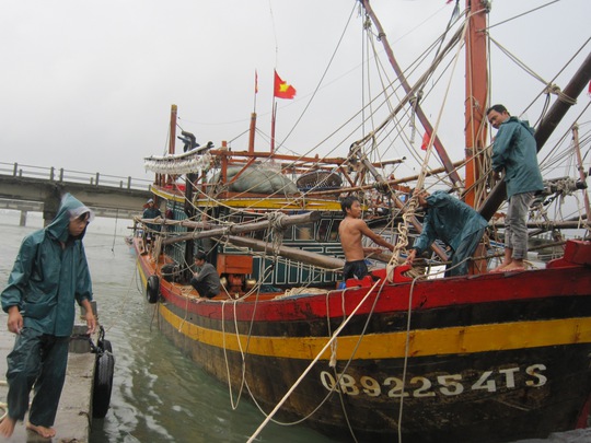 
Khẩn trương neo đậu tàu cá tại cửa biển Thuận An
