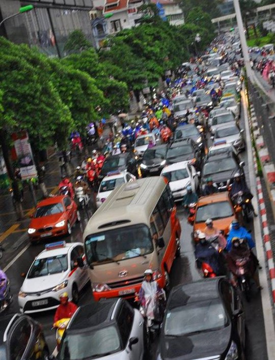 Đường Hà Nội ngập sâu, giao thông náo loạn vì mưa to