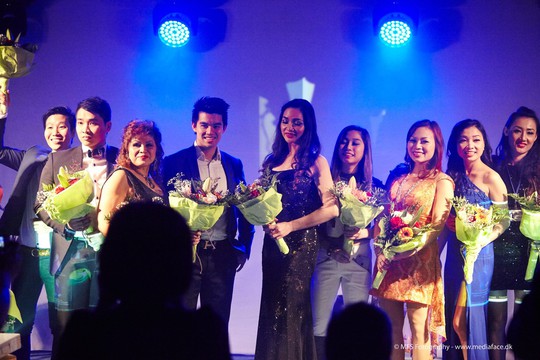 Các ca sĩ đến từ nhiều quốc gia đã nhận hoa của khán giả và Hội Việt Nam Fyn trao tặng sau đêm diễn tại TP Vejle.