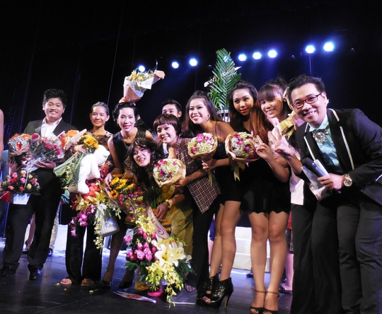 NS Trịnh KIm Chi vui mừng tặng hoa các học trò sau suất diễn vở Đường trần