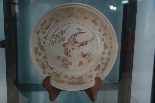 Sứ trắng vẻ lam và nhiều màu trang trí họa tiết chim, gốm sứ Việt Nam thế kỷ XV, hiện vật thu được từ cuộc khai quật tàu đắm Cù Lao Chàm năm 2003-2007