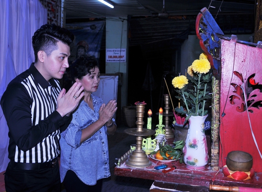 
Nghệ sĩ Xuân Hương và ca sĩ Trung Hưng khấn nguyện trước Bàn thờ Tổ trong Khu dưỡng lão nghệ sĩ TP HCM

