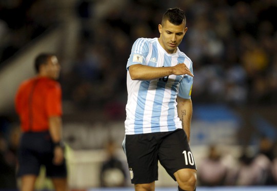 Aguero chấn thương khi phục vụ cho đội tuyển Argentina khiến HLV Pellegrini bực bội