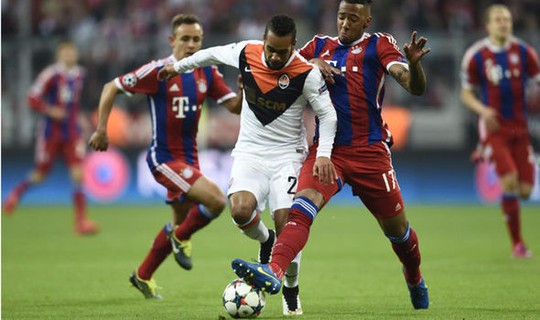 Alex Teixeira trong trận gặp Bayern Munich ở Champions League