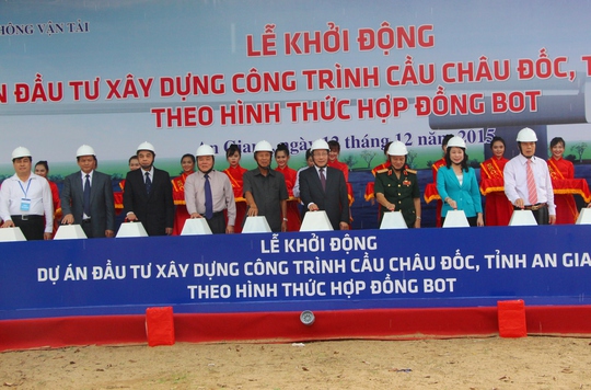 
Phó Thủ tướng Phạm Bình Minh cùng lãnh đạo tỉnh An Giang và các bộ ngành ấn nút khởi động dự án cầu Châu Đốc.
