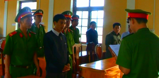 
Cơ quan điều tra Công an huyện Lệ Thủy đọc quyết định khởi tố đối tượng Ngô Văn Hồng.

