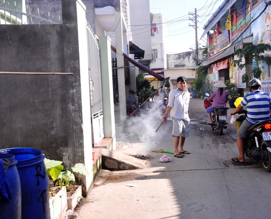 
Nhiều người thương xót cho hoàn cảnh của người xấu số nên đem nhang đèn, hoa quả đến cúng nơi ông chết
