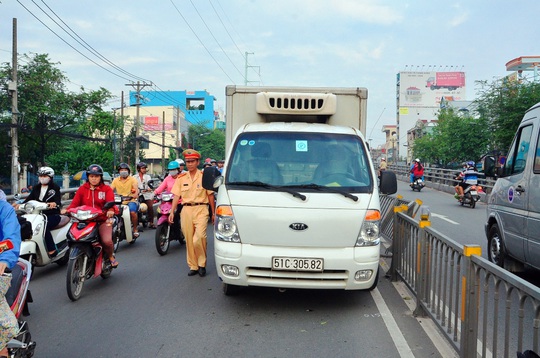 
Xe tải nổ lốp tông vào dải phân cách bằng thép trên cầu vượt Cây Gõ vào sáng nay
