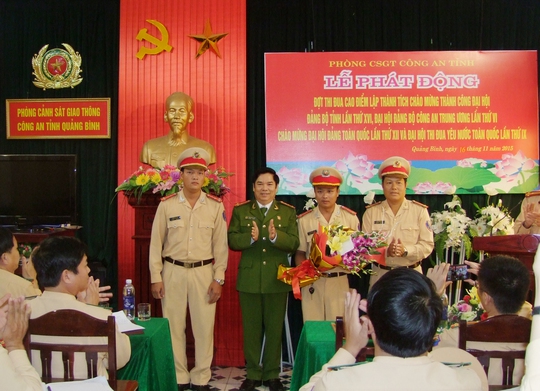 
Lãnh đạo ngành công an tỉnh Quảng Bình thưởng nóng cho tổ tuần tra bắt giữ đối tượng vận chuyển ma túy.
