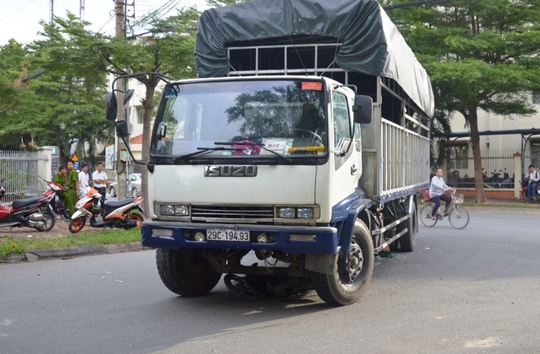 
Nam thanh niên cùng xe máy ngã xuống đường và bị cuốn vào gầm xe tải dẫn đến nguy kịch
