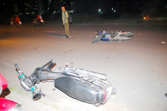 
Hiện trường vụ va chạm 3 xe máy khiến 4 người trọng thương
