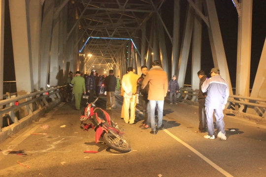 
Vụ tai nạn xe máy đấu đầu khiến cầu Bến Thủy ùn tắc
