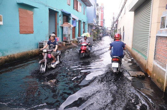 
Để giải quyết tình trạng ngập nước tại đường Ấp Chiến Lược, mới đây, UBND TP HCM đã chấp thuận cho UBND quận Bình Tân thay thế 25 cống thoát nước đầu các con hẻm nhằm đảm bảo nhu cầu thoát nước ra kênh Liên Xã – rạch Ông Búp. Theo ước tính, kinh phí dự trù thay mới khoảng 8,75 tỉ đồng.
