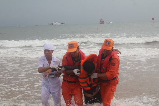 
Lực lượng cứu nạn khẩn trương đưa các nạn nhân lên bờ
