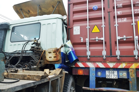 
Hiện trường vụ tai nạn khiến 2 xe container dính chặt nhau trên đường
