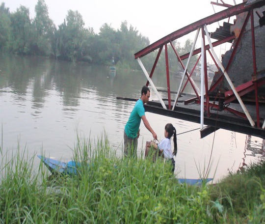 
V&agrave;o buổi s&aacute;ng, người d&acirc;n x&atilde; T&acirc;n Nhựt phải đưa con đi học bằng thuyền
