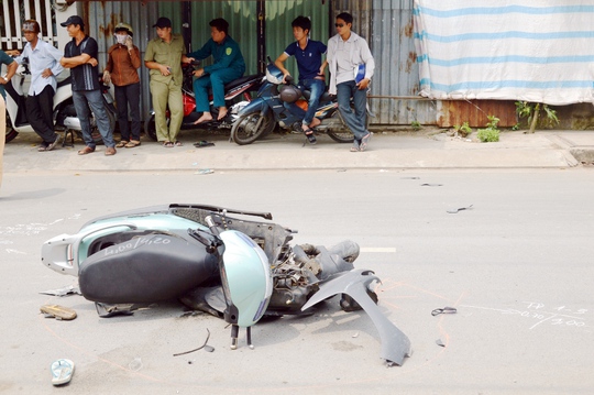 
Cú tông mạnh khiến xe máy chị Minh bị nát phần đầu
