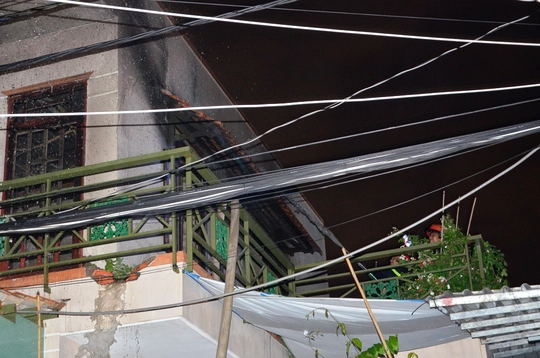 
Ngọn lửa bùng cháy trên tầng 2 của căn nhà nằm trong dãy nhà liền kề trên đường Lê Văn Lương vào tối qua.
