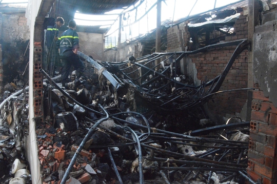 
Xưởng dệt rộng cả trăm mét vuông bị đổ sập sau vụ cháy.
