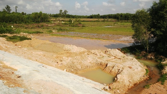 Đất ruộng của người dân bị ảnh hưởng, không thể sản xuất được do thi công đường cao tốc Ảnh: CTV