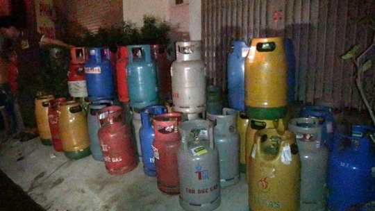 
Hơn 100 bình gas loại 12 kg của cửa hàng kinh doanh gas được chuyển ra ngoài
