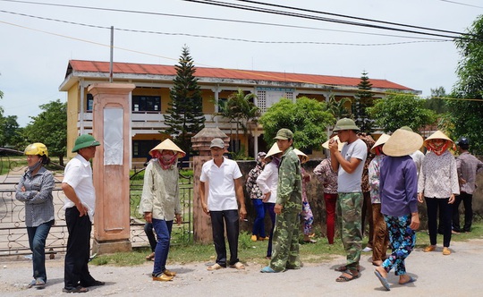 Nhiều người dân kéo lên UBND xã Nghi Thiết để phản đối việc sát nhập trường.