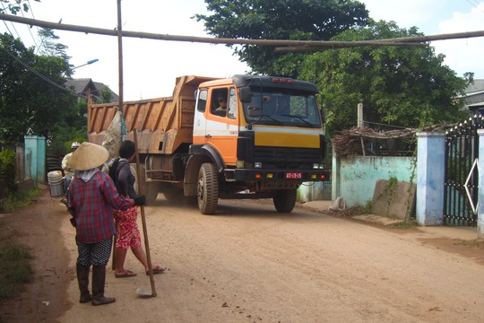 
Người dân dựng barie không cho xe tải chạy ngang.
