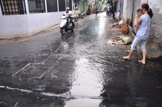 
Chị Thảo, có nhà trên đường Ấp Chiến Lược, than thở: “Tối qua mưa lớn, nước tràn vào nhà nhanh quá nên tôi phải thức cả đêm để kê tài sản trên cao, sáng nay lại lo dọn vệ sinh. Bùn đen ngập ngụa trong nhà bốc mùi hôi thối nồng nặc. Khổ quá, sống ở Sài Gòn mà cứ hễ mưa là ngập. Chỉ trong tháng 9 và chưa hết tháng 10 này, tôi đã chục lần dọn vệ sinh vì nước bẩn tràn vào nhà. Việc nước thường xuyên tràn vào nhà như thế này rất dễ phát sinh dịch bệnh. Hôm nay tôi phải xin công ty nghỉ làm buổi sáng để ở nhà dọn vệ sinh”.

 
