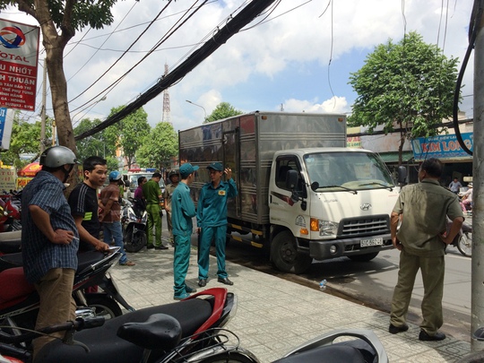 
 Sau tai nạn, tài xế xe tải tăng ga tháo chạy gần 500m thì bị người dân đuổi kịp yêu cầu quay trở lại hiện trường.
