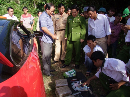 
Tịch thu tang vật tại hiện trường.
