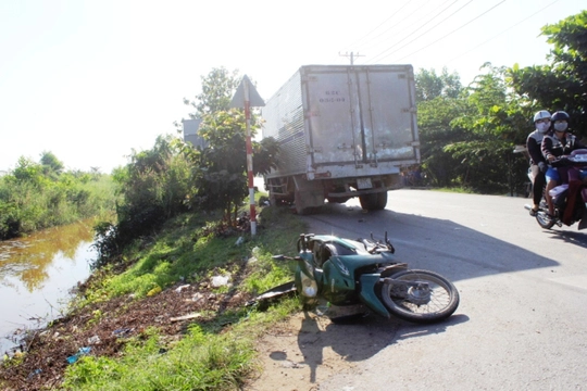 
Hiện trường vụ tai nạn xe tải tông 2 xe máy khiến 3 người thương vong tại giao lộ Trần Đại Nghĩa –Kênh A
