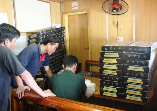 Lực lượng biên phòng lập hồ sơ thu giữ 45 khẩu súng hơi trên tàu Thành Công 36.