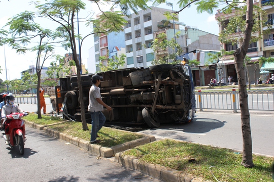 
Đang lưu thông trên đại lộ Võ Văn Kiệt, xe tải bất ngờ nổ lốp tông sập gần 20 m dải phân cách rồi lật nhào
