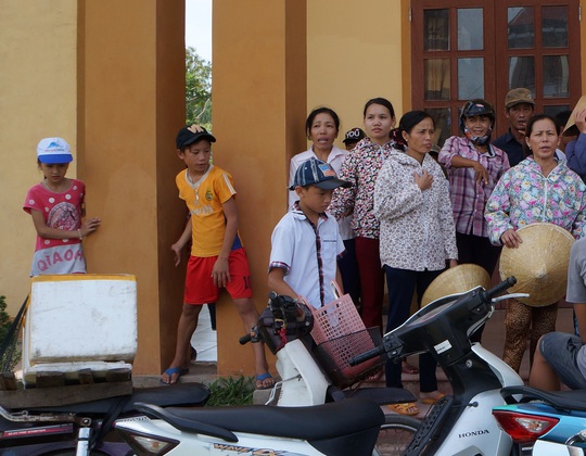 Nhiều em học sinh nghi học theo bố mẹ lên UBND xã Nghi Thiết phản đối chủ trường sát nhập trương.
