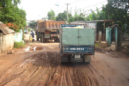 
Đoạn đường 2km luôn bị cày xới bởi hàng đoàn xe tải chạy ngang qua.
