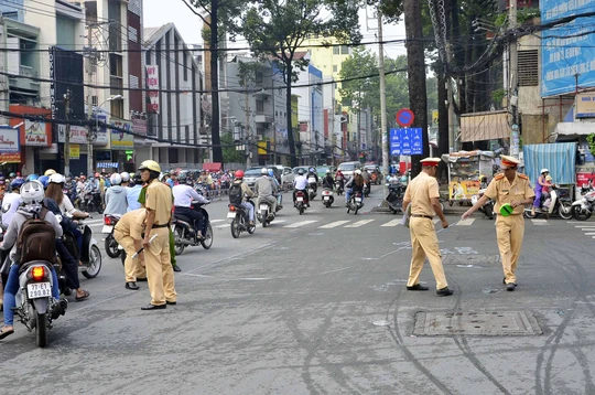 Các phương tiện gây tai nạn sau đó được di chuyển vào bên trong lề đường để giảm ùn tắc giao thông