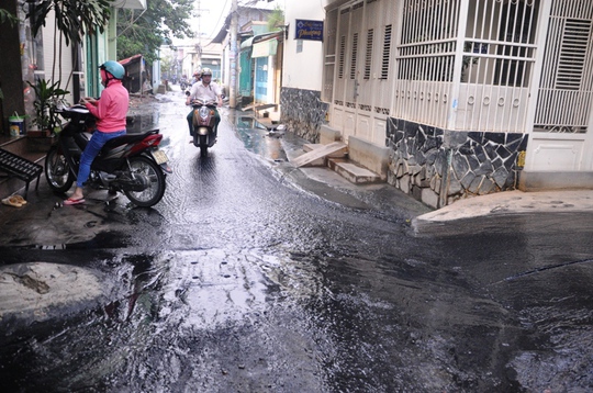 
Một số con hẻm khác, tuy nước đã rút nhưng người dân còn khổ hơn lúc ngập khi bùn đen hôi thối đóng dày trên đường. Trong nhà, nước rút đi để lại vô số sình lầy và rác rến.
