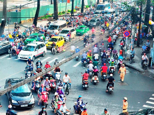 Tuy nhiên do 3 vụ tai nạn xảy ra vào giờ cao điểm khiến giao thông qua giao lộ bị “tê liệt” nhiều giờ