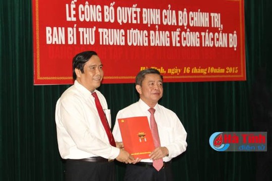 
Ông Nguyễn Thanh Bình, Phỏ trưởng ban Tổ chức Trung ương trao quyết định cho ông Võ Kim Cự - Ảnh: Báo Hà Tĩnh
