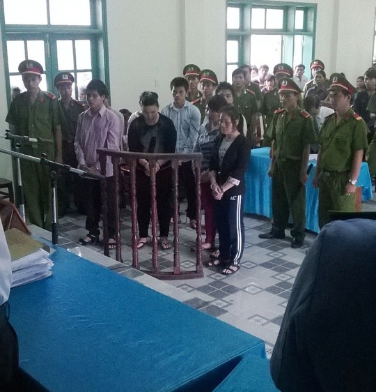 
8 đối tượng trong đường dây buôn người của Lương Thị Mằn đã bị tuyên phạt tổng cộng 75 năm tù về tội Buôn bán người và Buôn bán trẻ em
