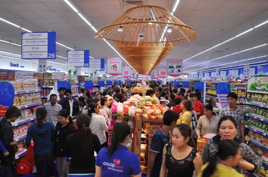 Đông đảo khách hàng mua sắm tại Co.opmart La Gi trong những ngày đầu khai trương