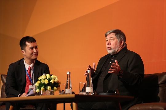 Ông Steve Wozniak (bìa phải) trao đổi với các doanh nghiệp Việt Nam tại hội thảo SMAC 2015 ở TP HCM